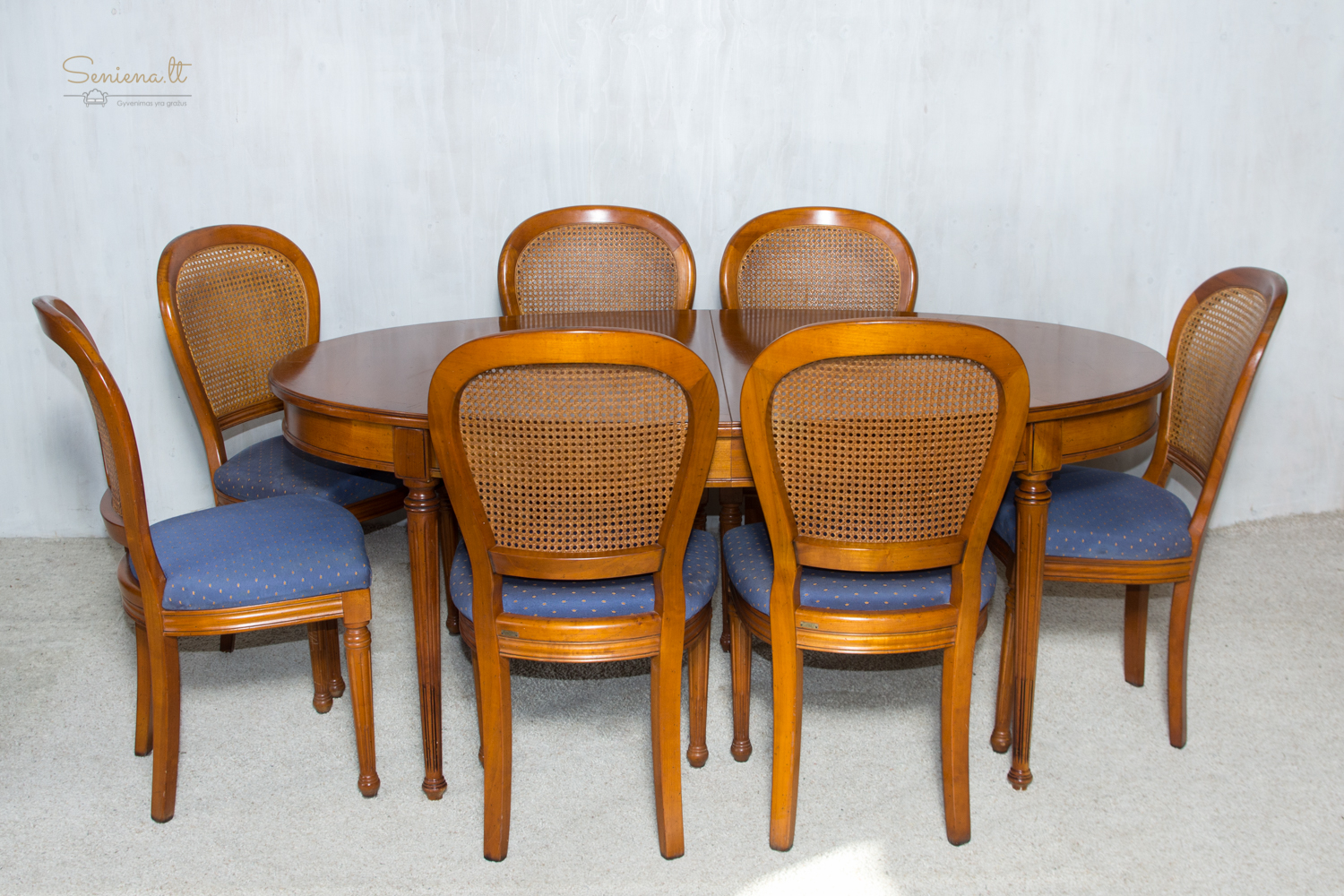 Ovalus valgomojo stalas su kėdėm