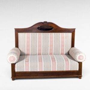 Restauruota antikvarinė sofa Bydermejerio stiliaus su prancūzišku dryžuotu audiniu.