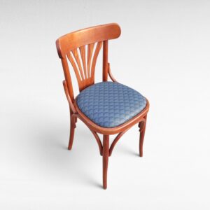 Vintažinio stiliaus Thonet stiliaus bukmedžio kėdė su mėlyna raštuota sėdyne