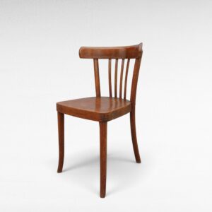 Vintažinė bistro kėdė iš buko medienos su klasikiniu Thonet stiliaus dizainu.